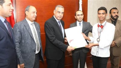 محافظ سوهاج يكرم 14 طالبا من مدرسة الصم