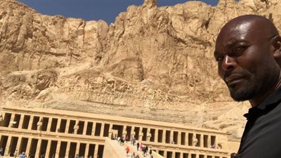 10 صور توثق زيارة النجم العالمي جيمي جون لوي للمناطق الأثرية بالأقصر