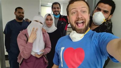 صحفي أمريكي يعلن شفاءه من كورونا بمصر