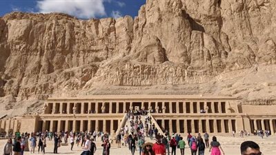 30 صورة ترصد زيارة آلاف السياح للمناطق الأثرية والسياحية