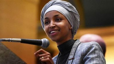 بعد ضبطهما في غرفة النوم.. إلهان عمر نائبة الكونجرس وعشيقها يعلنان الزواج | صور