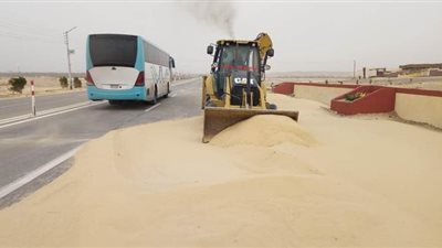 الكثبان الرملية تغلق مدخل الخارجة في الوادي الجديد | صور