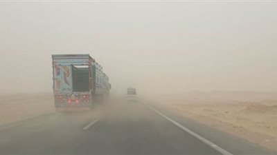 بسبب الطقس السيئ انقلاب تريلا وإصابة شخصين فى الوادى الجديد