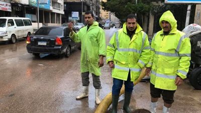 انتشار عمال الصرف الصحى بالإسكندرية لكسح مياه الأمطار