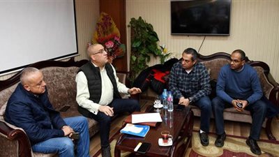 وزير الإسكان يتابع سير العمل بغرفة الأزمات للتعامل مع سوء الأحوال الجوية