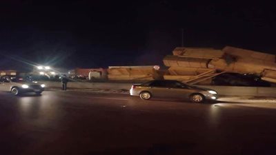 انقلاب سيارة نقل ثقيل على سيارة ملاكي بكوبرى العامرية في الإسكندرية