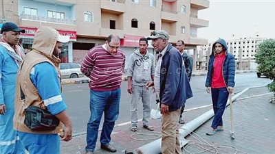 فصل الكهرباء من أعمدة الإنارة بالغردقة بعد سقوط عامود على طريق الحجاز | صور