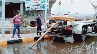 سحب مياه الأمطار من شوارع مدينة الغردقة | صور