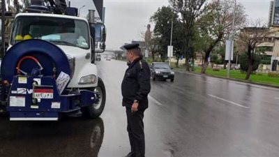 رجال المرور في مهمة خاصة لمواجهة الطقس السيئ.. إغلاق الطرق الصحراوية والسريعة تجنبا لوقوع حوادث.. وإرشادات عامة للسلامة