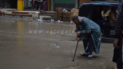 مواطنون يفتحون غطاء البلوعات لتصريف مياه الأمطار بالخصوص | فيديو وصور