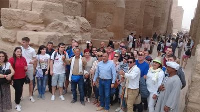 السياح يتحدون سوء الأحوال الجوية بزيارة المناطق الأثرية | صور