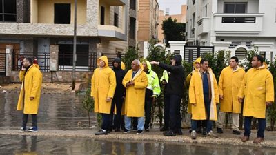 وزير الإسكان يتابع أعمال رفع مياه الأمطار من طرق القاهرة الجديدة | صور