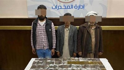 القبض على 3 عاطلين بحوزتهم 13 كيلو حشيش بالسلام