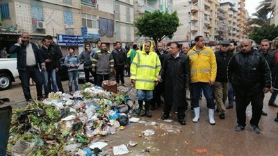 محافظ الإسكندرية يتفقد رفع الأمطار بالعجمي | صور