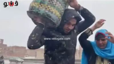 عمال بدرجة أبطال.. شباب يساعدون كبار السن في نزول كوبري المرج بسبب الأمطار | فيديو 