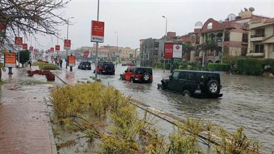 أصحاب سيارات الدفع الرباعي يساعدون في تسيير المرور بالشوارع الغارقة بمياه الأمطار | صور