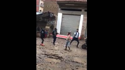 شباب يتحدون الطقس السيئ بالرقص في برك الطين | فيديو 