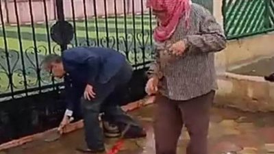 مدير مركز شباب سليم والوحدة يشارك في رفع مياه الأمطار مع العمال