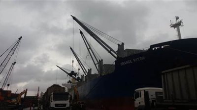 رئيس هيئة ميناء الإسكندرية يتابع سير العمل خلال إعصار التنين