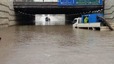 عاصفة التنين تغرق نفق العروبة.. ومحافظ القاهرة يتابع شفط المياه بـ