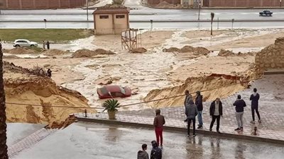 انهيار أرضي في العبور بسبب الطقس السييء | صور