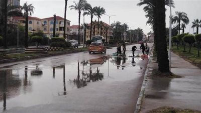 سيارات رفع تراكمات المياه تجوب شوارع دمياط | صور