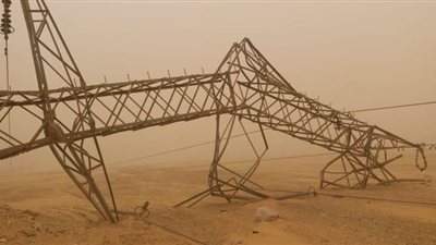 سقوط ٧ أبراج كهرباء على خط نجع حمادي-أبو طرطور بسبب شدة الرياح | صور