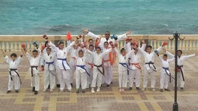 خفة دم المصريين تتحدى عاصفة التنين.. فريق كاراتيه يتمرن على شواطئ مطروح.. ورقص بالوحل على أغاني المهرجانات