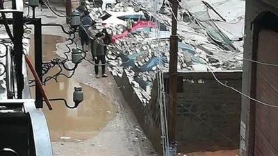 بسبب الطقس السيئ.. تهشم سيارات في انهيار سور جراج عمومي بالشرقية | صور