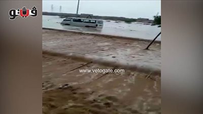 لحظة غرق ركاب سيارة في مياه الأمطار بالشرقية | فيديو