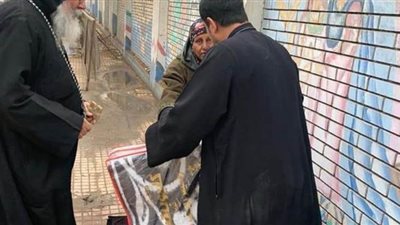 بالغذاء والغطاء.. الأنبا مكاريوس يتضامن مع فقراء المنيا في الأمطار