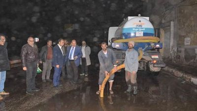 إزالة الأشجار وأعمدة الإنارة المتضررة من حالة الطقس بالمنيا | صور