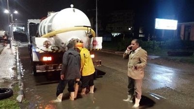 استمرار أعمال رفع تجمعات المياه بشوارع الدقهلية ليلا|  صور