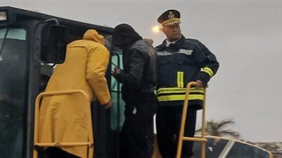 حكمدار العاصمة ينقذ سيارة غمرتها المياه في القاهرة الجديدة