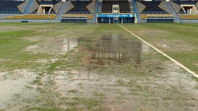 قبل مواجهة الأهلي وإنبي.. ملعب بتروسبورت غارق بالمياه