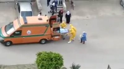 لحظة نقل أول ضحية بكورونا من مستشفى المنصورة إلى العزل بالإسماعيلية قبل وفاتها | فيديو