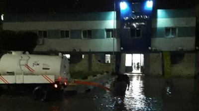 مناخ بورسعيد يتابع شفط مياه الأمطار | صور