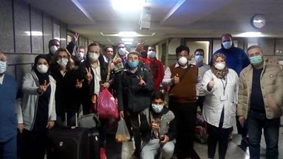 7 مصريين و5 أجانب.. لحظة خروج 12 مصابا بـ