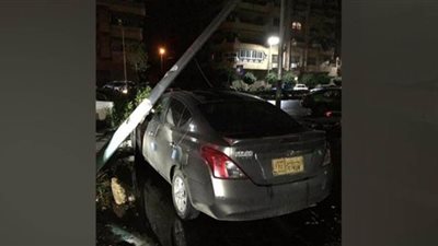 سقوط عمود إنارة على سيارة بسبب شدة الرياح في مطروح