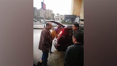 نائب محافظ الجيزة توزع وجبات غذائية على عمال شفط المياه في الشوارع | صور