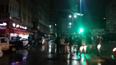 رفع عمود الإنارة بمطروح بعد سقوطه من شدة الرياح | صور