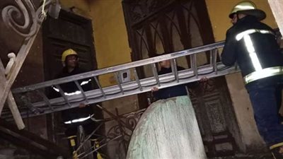 انهيار سلم عقار بشارع علي باشا مبارك بالخليفة وإخلاؤه من السكان | صور