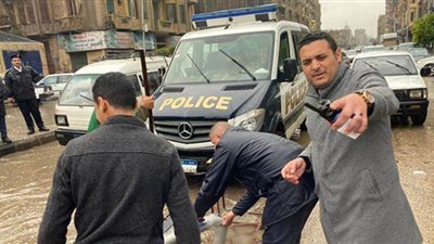 10 صور ترصد بطولات رجال مباحث القاهرة في إنقاذ المواطنين من مياه الأمطار