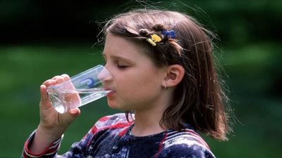 فائدة شرب الماء الدافئ على الريق