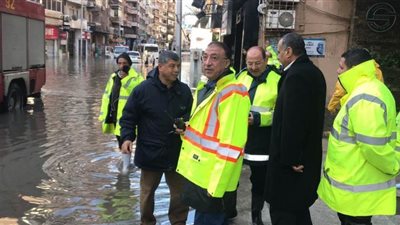 محافظ الإسكندرية: الأمطار تحولت إلى سيول وإخراج مواطنين عالقين من منازلهم | صور