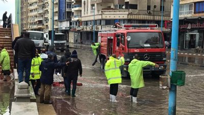 عاصفة التنين تغرق الإسكندرية.. والمحافظة تستعين بالقوات المسلحة لرفع مياه الأمطار | صور