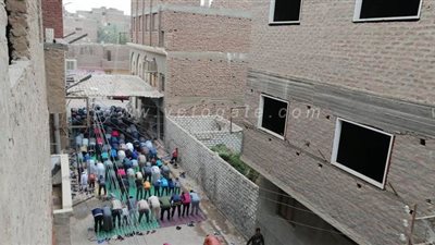 أهالي قنا يتحدون عاصفة التنين وكورونا بصلاة الجمعة في الشوارع| صور