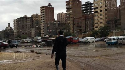 الطقس السيئ بالمنيا يتسبب في ميل عمود إنارة بالطريق الزراعى