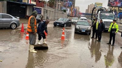 وزير التنمية المحلية ومحافظ الجيزة يتابعان جهود شفط مياه الأمطار بالمحاور والطرق