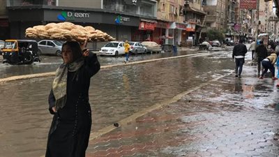 شوارع القاهرة والجيزة تتحول لبرك من المياه بسبب الأمطار | فيديو وصور